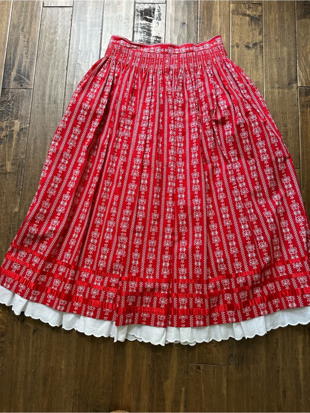 Vintage German Red Dirndl Skirt Heart Floral Print Sz 40 (Euro) Waist 28" EUC